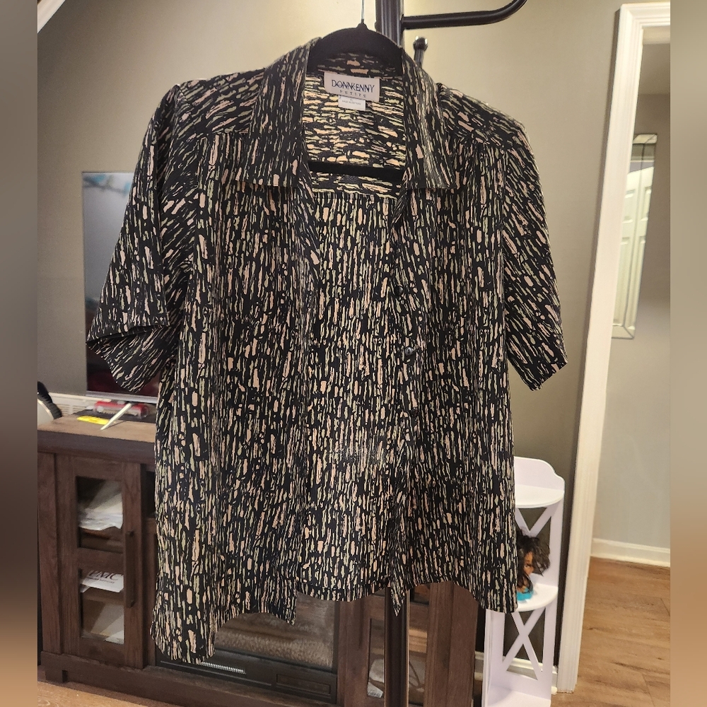 DonnKenny sz petite large, short sleeve green, tan, black button down blouse